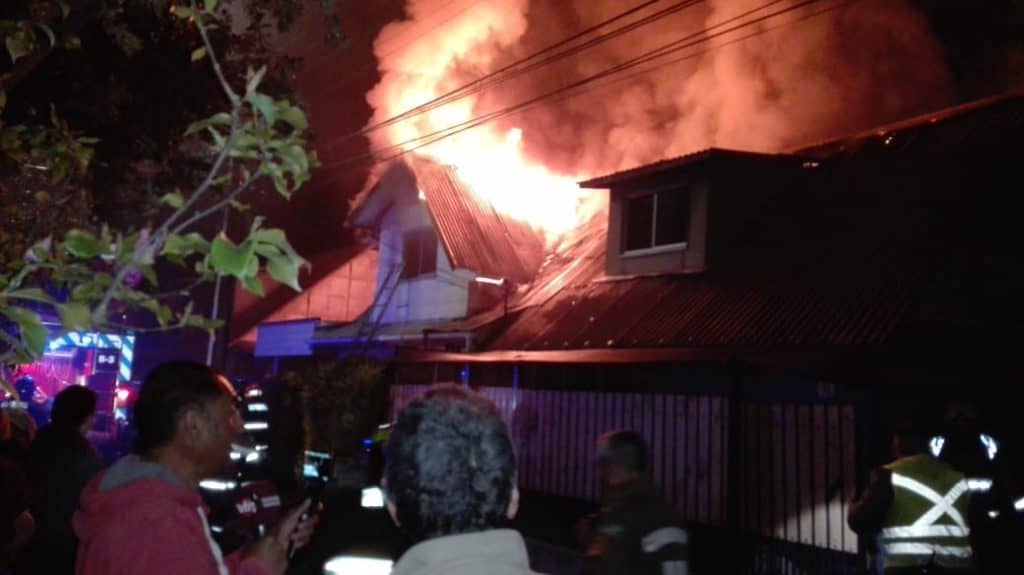 [Video] Incendio afecta a dos casas en sector Bombero Garrido
