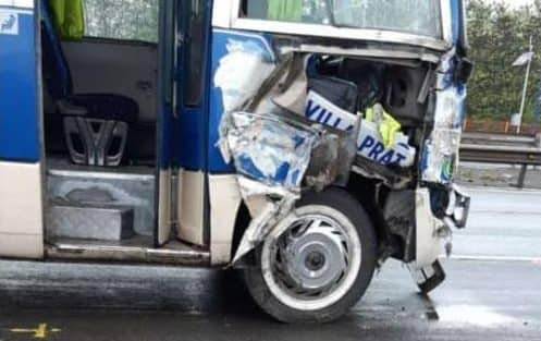 Colisión múltiple en el Puente Lontué involucra a un minibús