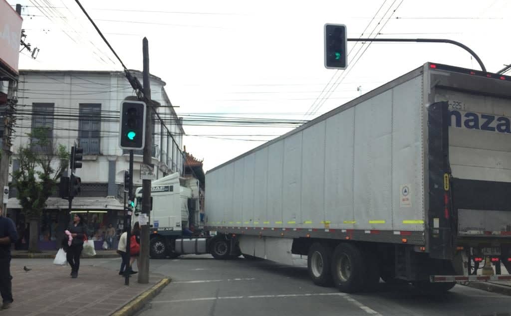 Conductor de camión dañó árboles y un semáforo en el centro de Curicó