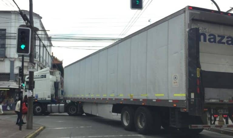 Conductor de camión dañó árboles y un semáforo en el centro de Curicó