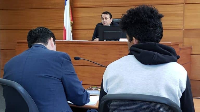 Amplían detención de cubano acusado de apuñalar a limpiaparabrisas en Curicó