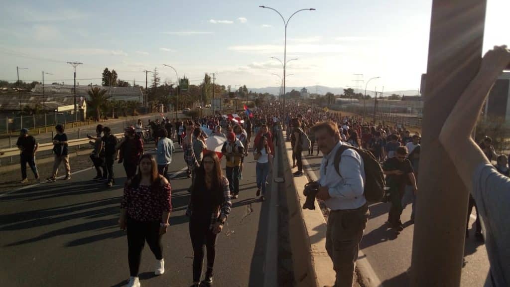 Manifestantes cortan Ruta 5 Sur en Curicó: aglomeración partió en Plaza de Armas de la ciudad