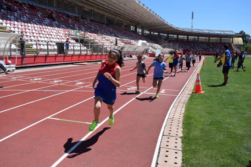 Escolares dieron realce al Torneo Comunal de Atletismo en el Estadio La Granja