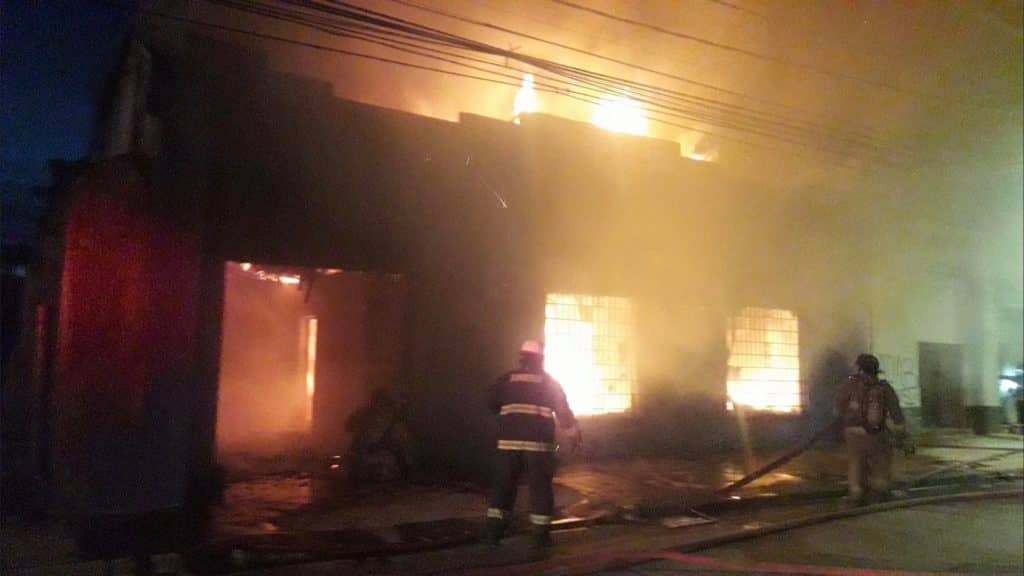 Incendio intencional destruye sede del senador Juan Antonio Coloma en Talca