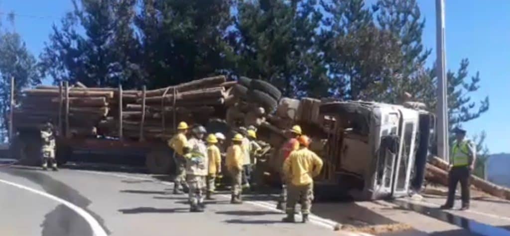 Camión volcó en ruta que une Licantén y Vichuquén