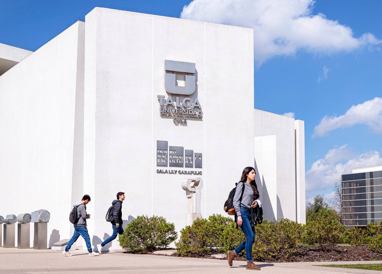 Universidad de Talca anunció sueldo mínimo de $500 mil y reducción de remuneraciones para altos cargos