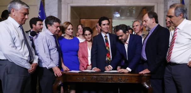 Gobierno y senadores acordaron alza en pensión básica y rebaja en transporte para adultos mayores
