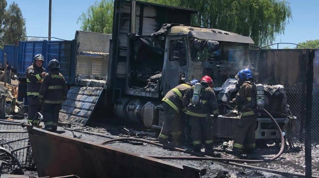 Millonarias pérdidas dejó incendio de tres camiones en Curicó