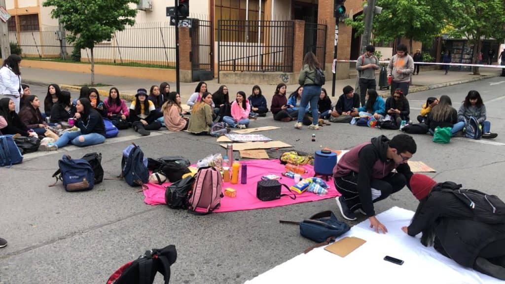 Estudiantes desayunaron en la calle frente a la UCM