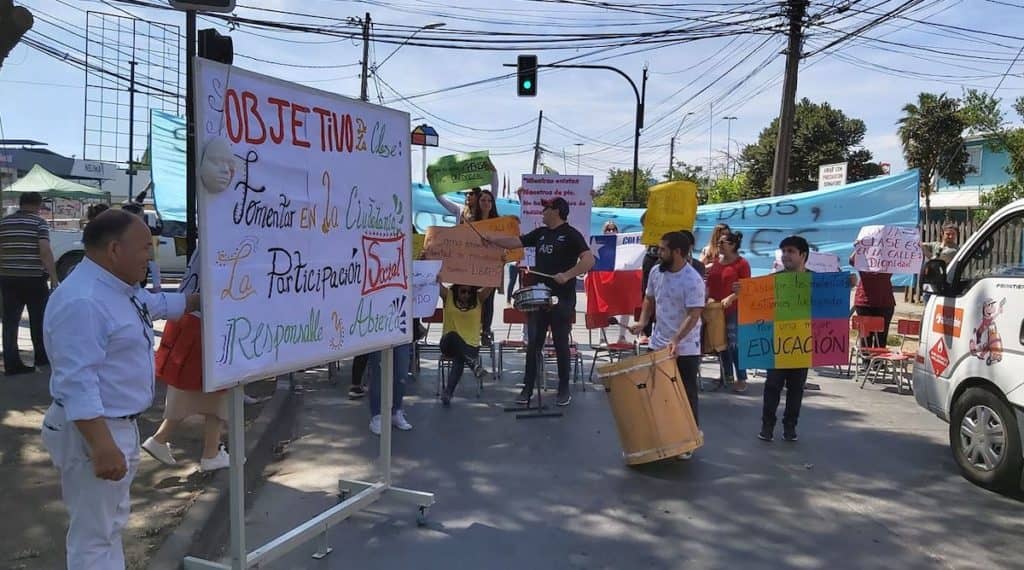 Comunidad escolar se tomó pacíficamente avenida Carlos Condell de Curicó