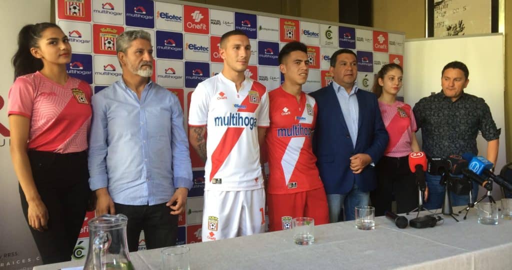 Curicó Unido presentó su nueva indumentaria para el 2020