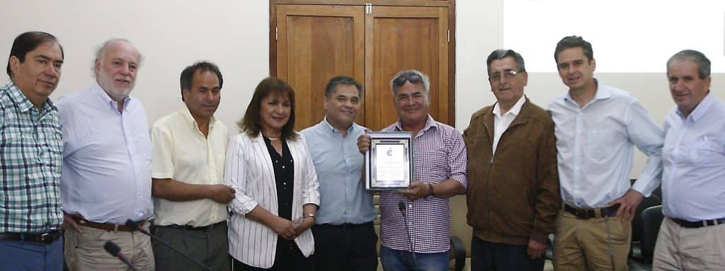Concejo Municipal de Curicó entregó reconocimiento al poeta Américo Reyes