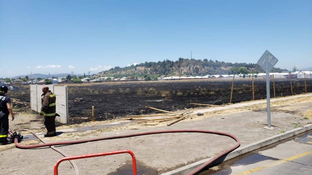Incendio de pastizales puso en riesgo viviendas en villa La Marquesa de Curicó