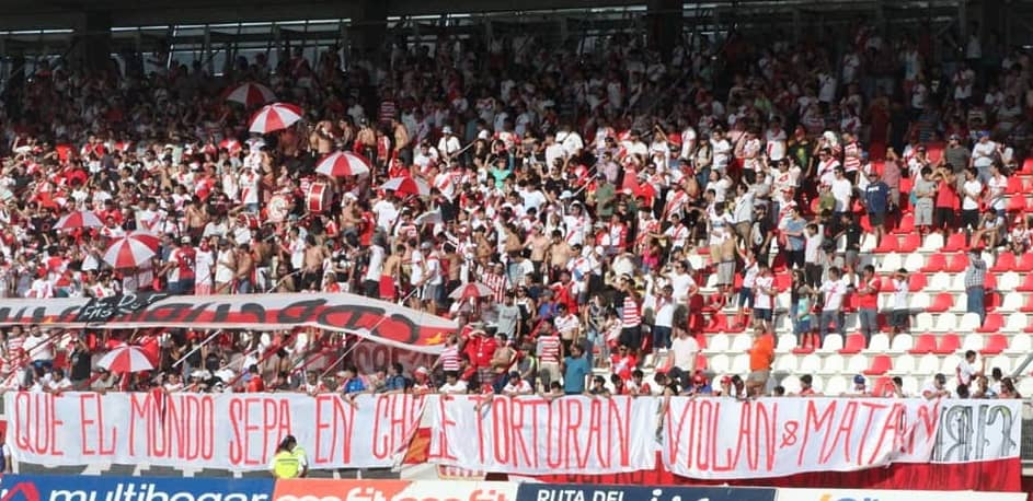 Senadora Rincón acusó descriterio por multa a hinchas que pusieron lienzo en partido de Curicó Unido