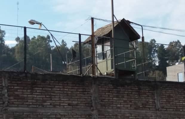 Carabineros busca a reo que se fugó por el techo de la Cárcel de Curicó