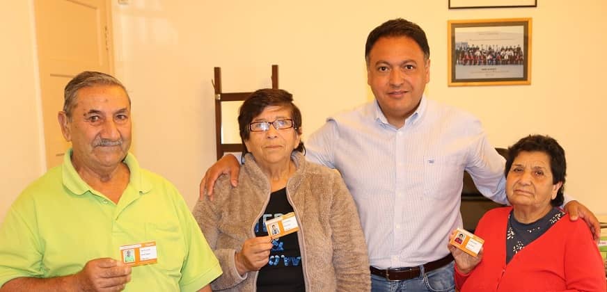 Entregan credenciales de rebaja en transporte para adultos mayores de Licantén