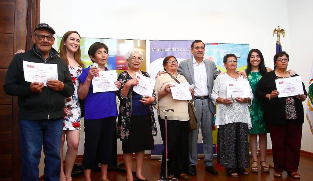 Programa Vínculos entregó certificación a 90 adultos mayores de Curicó