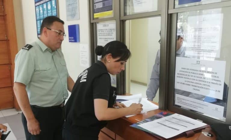 Gendarmería del Maule se querelló por ataque de reos a cinco funcionarios en Cárcel de Curicó