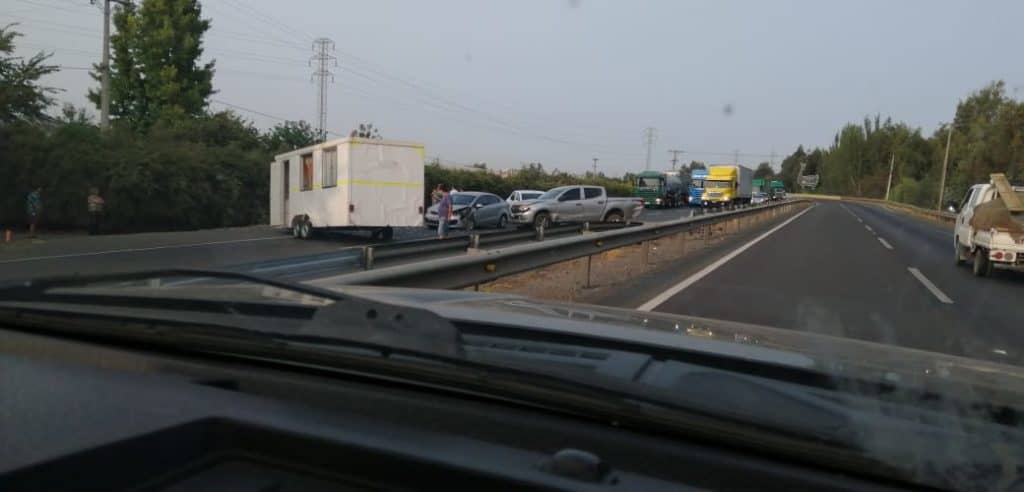 Colisión entre camioneta y casa rodante en Itahue deja un menor de tres años lesionado
