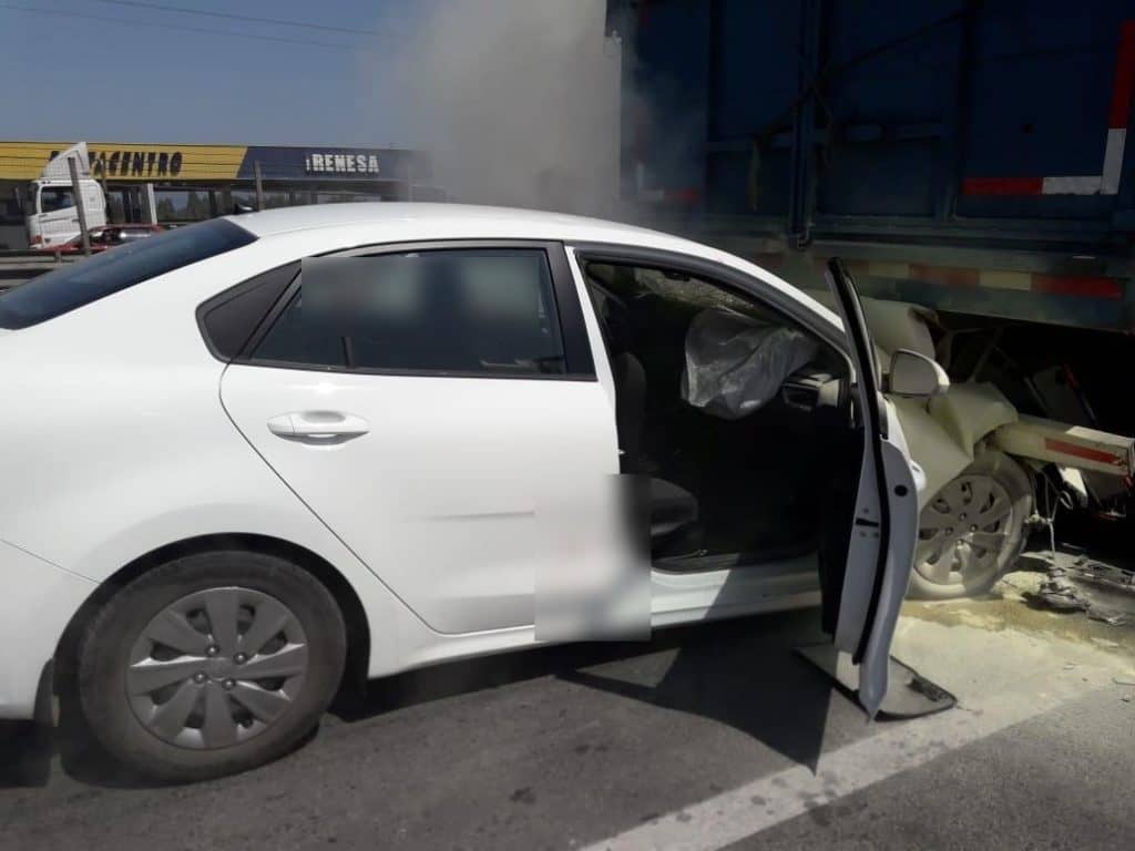 Tres lesionados tras choque de auto con camión detenido en salida sur de Curicó