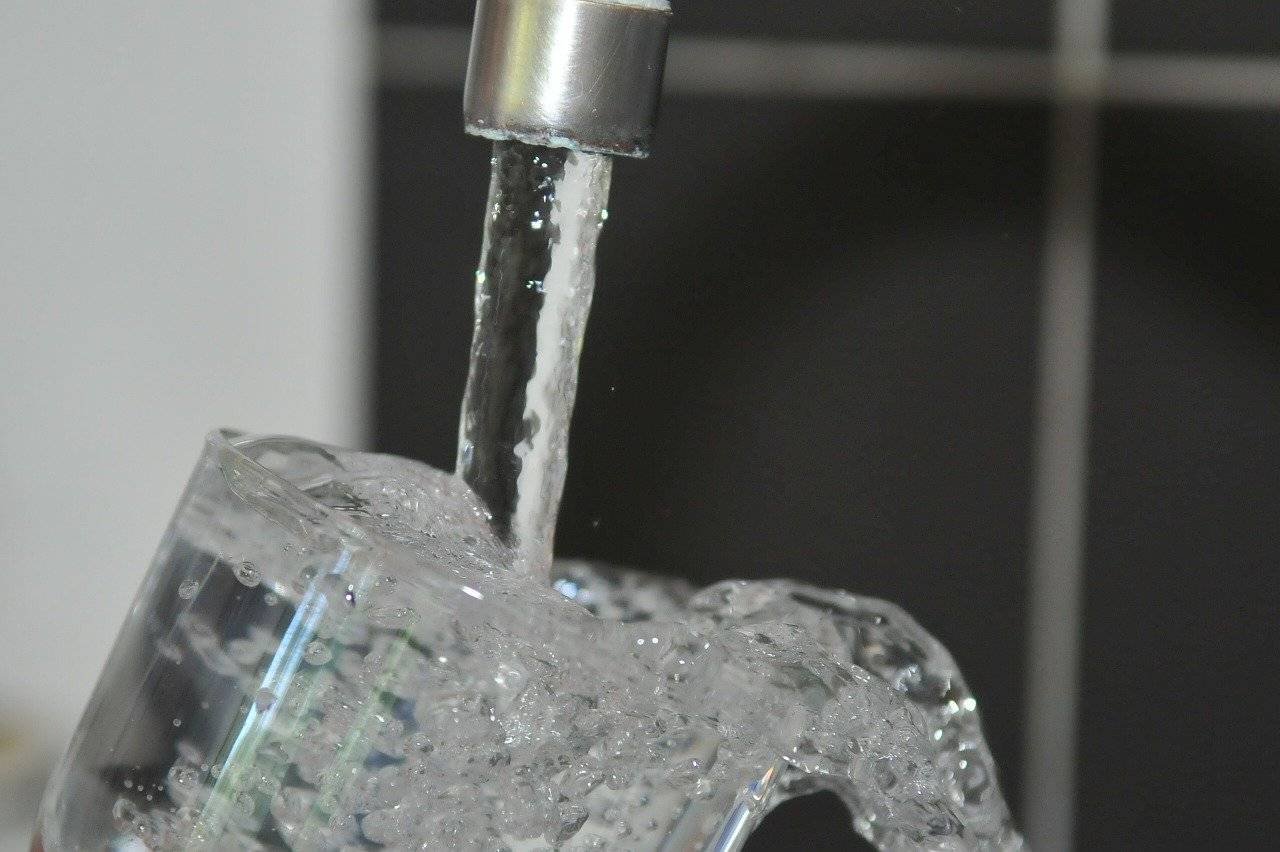 Beber agua de la llave no provoca cáncer: su cloración salva vidas