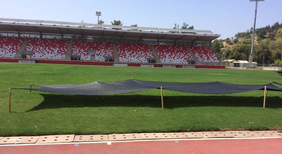 Continúan trabajos al terreno de juego del Estadio La Granja