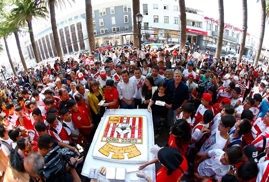 ¡Ya es tradición! Curicó Unido festejó con una gran torta sus 47 años