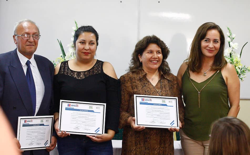 Pequeños y micro empresarios de Curicó recibieron certificados de inglés y computación