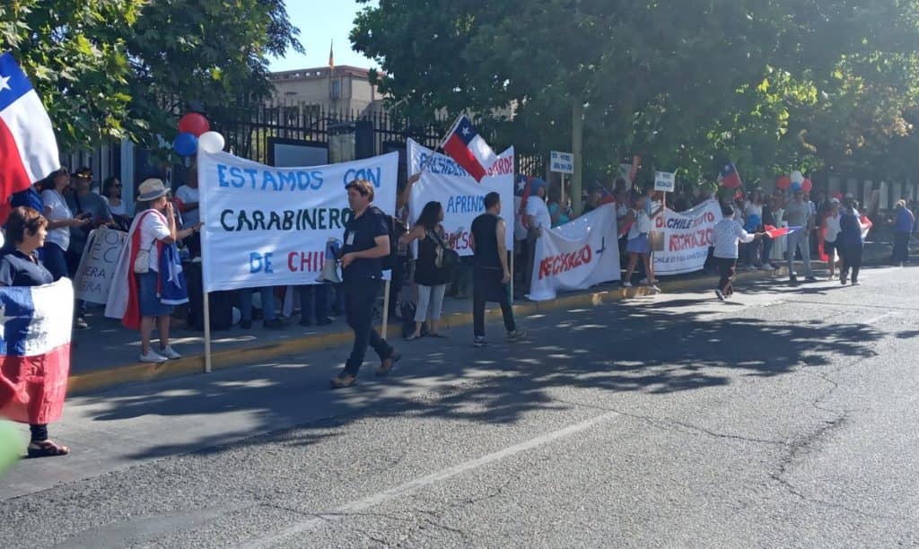 Cerca de 500 personas participaron en marcha por el "rechazo" a la nueva Constitución