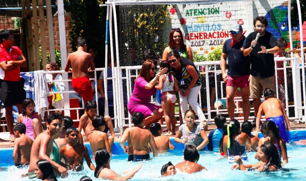 Niñas y niños eligieron día de piscina para cerrar Escuelas de Verano en Curicó