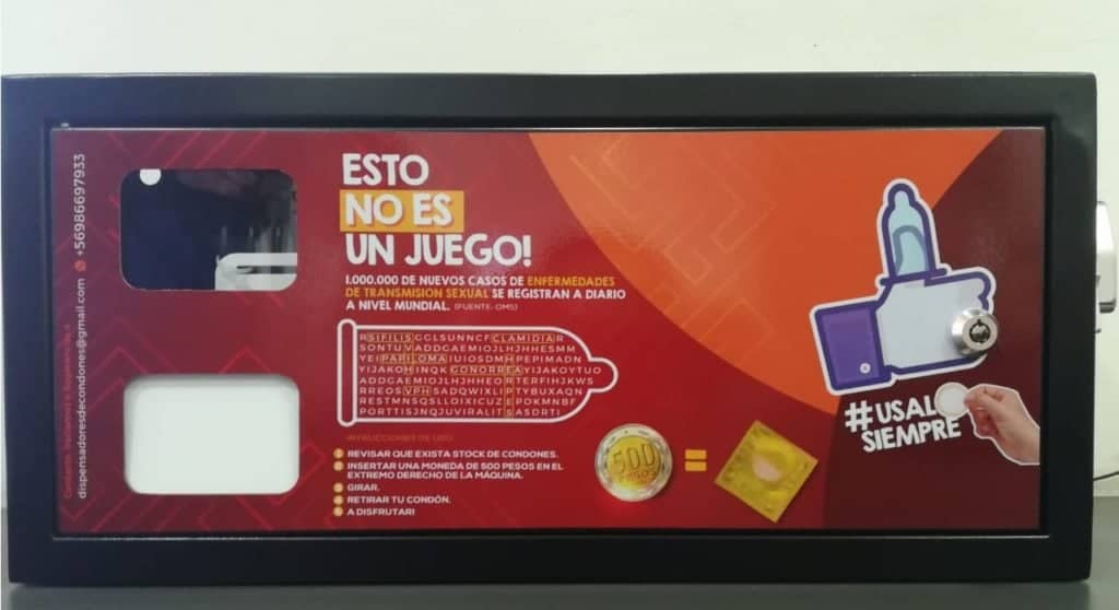 Enfermero instaló dispensadores de condones en bares de Curicó