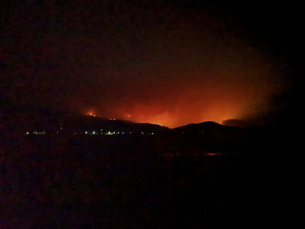 Continúan trabajos para combatir incendio forestal en Molina