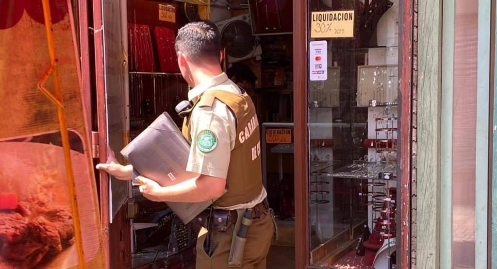 Sujeto encapuchado realizó millonario asalto a joyería de Curicó