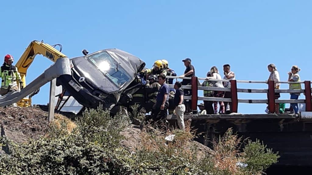 Vehículo chocó contra barrera y quedó colgando en paso superior de Maquehua
