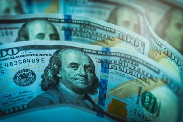 Dólar vuelve a dispararse en torno a los $815 debido a la expansión del coronavirus