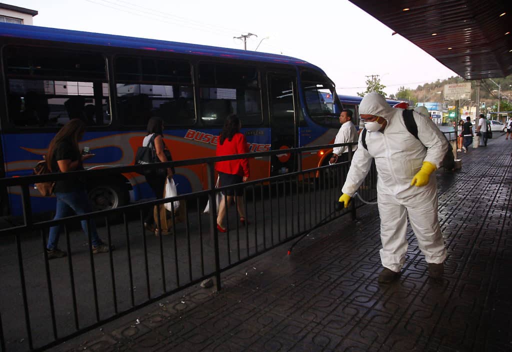 Municipio inició sanitización de espacios públicos en Curicó