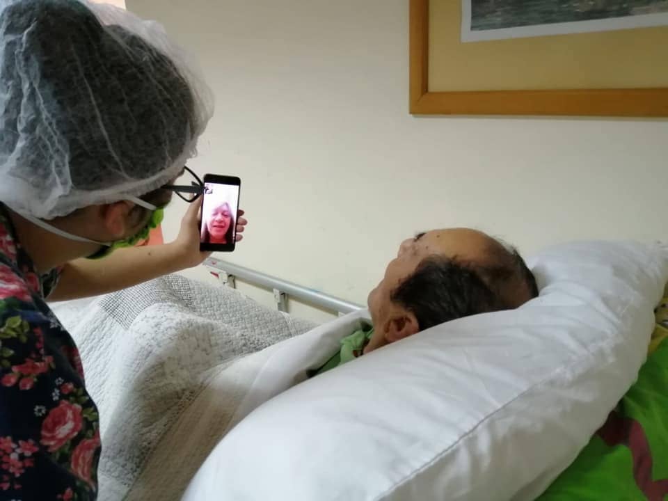 Adultos Mayores de ELEAM Teno se contactan por videollamada con sus seres queridos