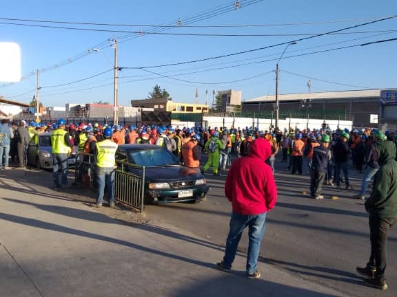 Trabajadores del nuevo Hospital de Curicó paralizaron obras y exigen cuarentena por Covid-19