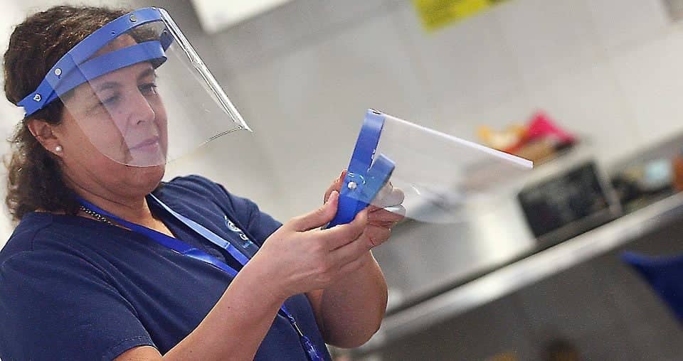 Funcionarios de "Cesfam Betty Muñoz Arce" fabrican sus propias escafandras