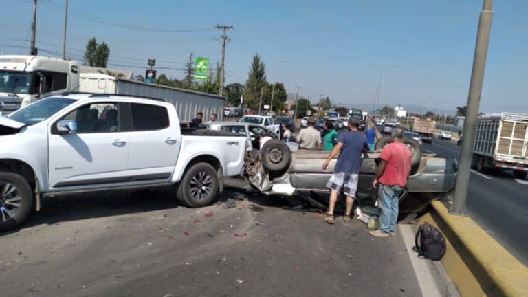 Colisión múltiple en paso superior Aguas Negras dejó taco kilométrico
