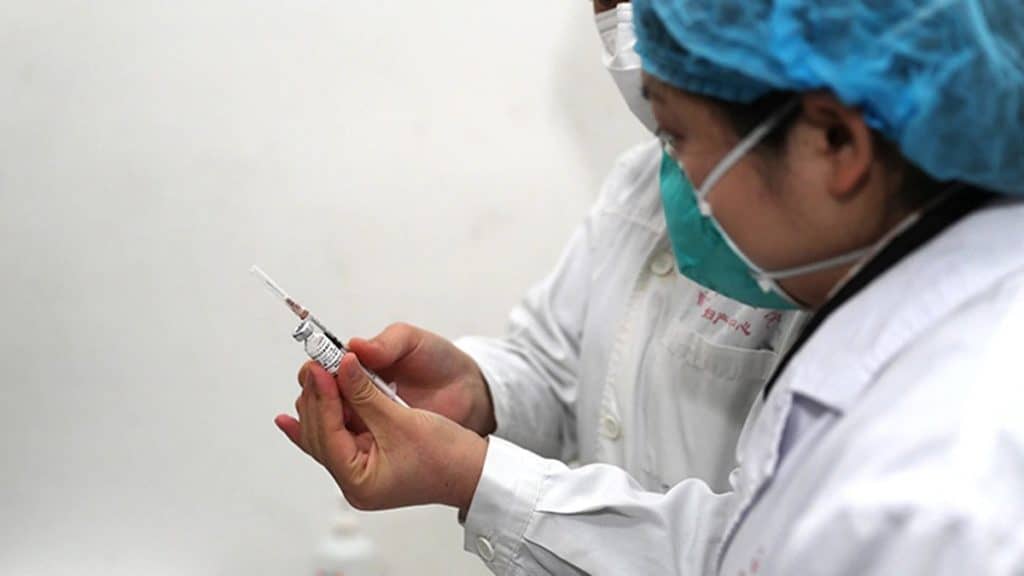 China aprueba una vacuna contra el coronavirus para ensayos clínicos