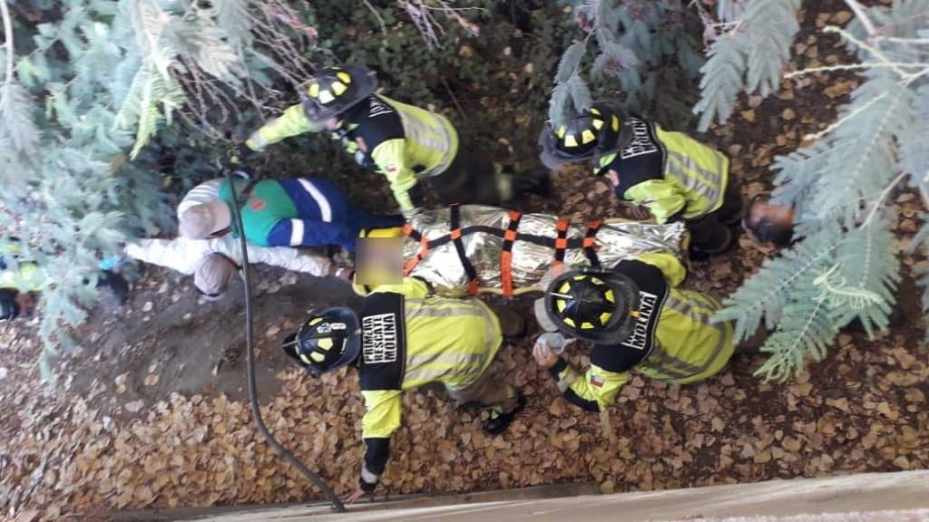 Rescatan con vida a hombre que cayó desde el Puente La Palmilla en Río Claro
