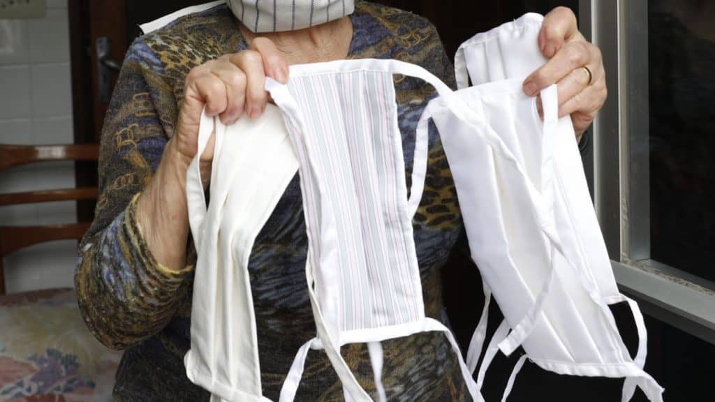 ¿Cómo hacer tu propia mascarilla con un pañuelo, bufanda o una polera desde tu casa?