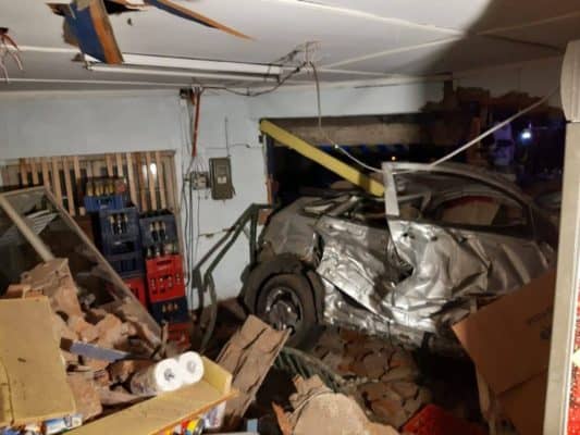 Auto queda incrustado en vivienda y deja tres muertos en Lirquén