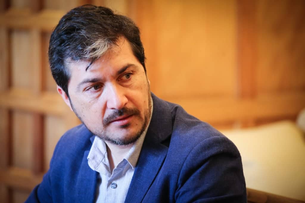 Diputado Hugo Rey (RN) calificó de "escandaloso" nuevo retraso del Hospital de Curicó