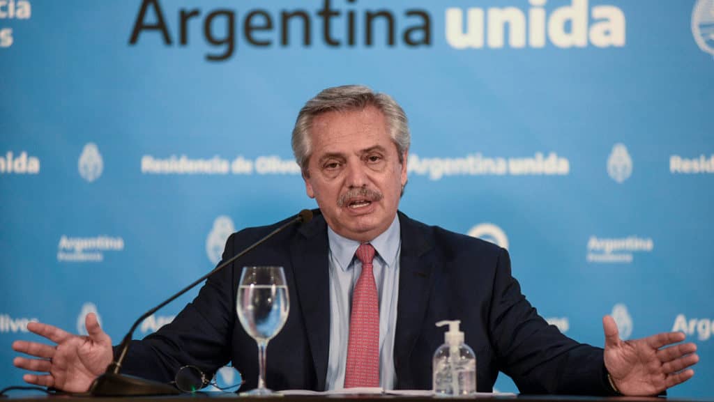 Argentina prohíbe los despidos por 60 días para frenar el desempleo que genera el coronavirus