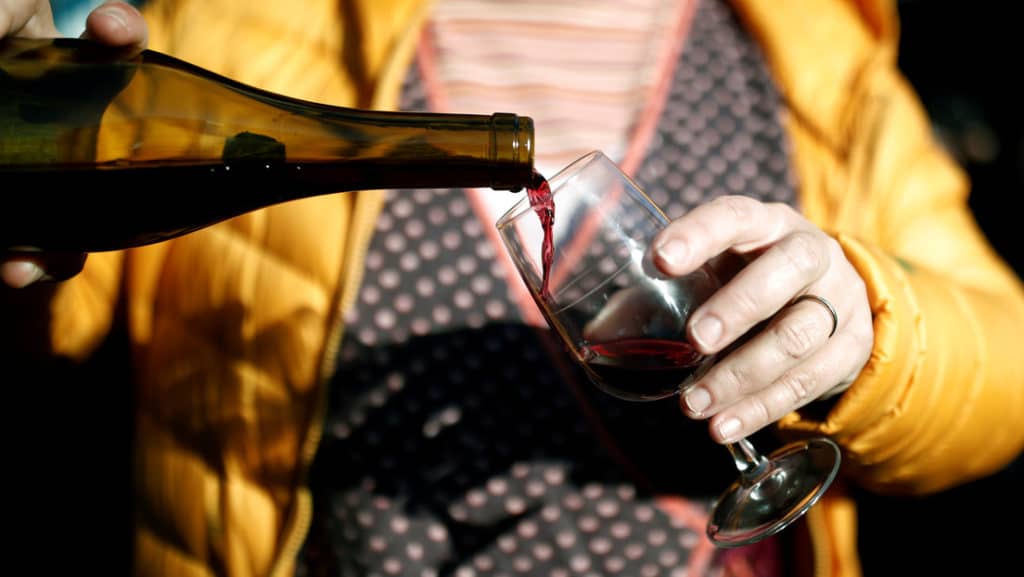 ¿Por qué no hay que beber alcohol durante el autoaislamiento por la pandemia de covid-19?