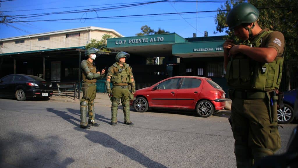 Cuatro funcionarios de Gendarmería fueron tomados como rehenes en la cárcel de Puente Alto