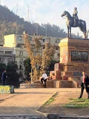 Presidente Sebastián Piñera se tomó fotos en la Plaza Italia