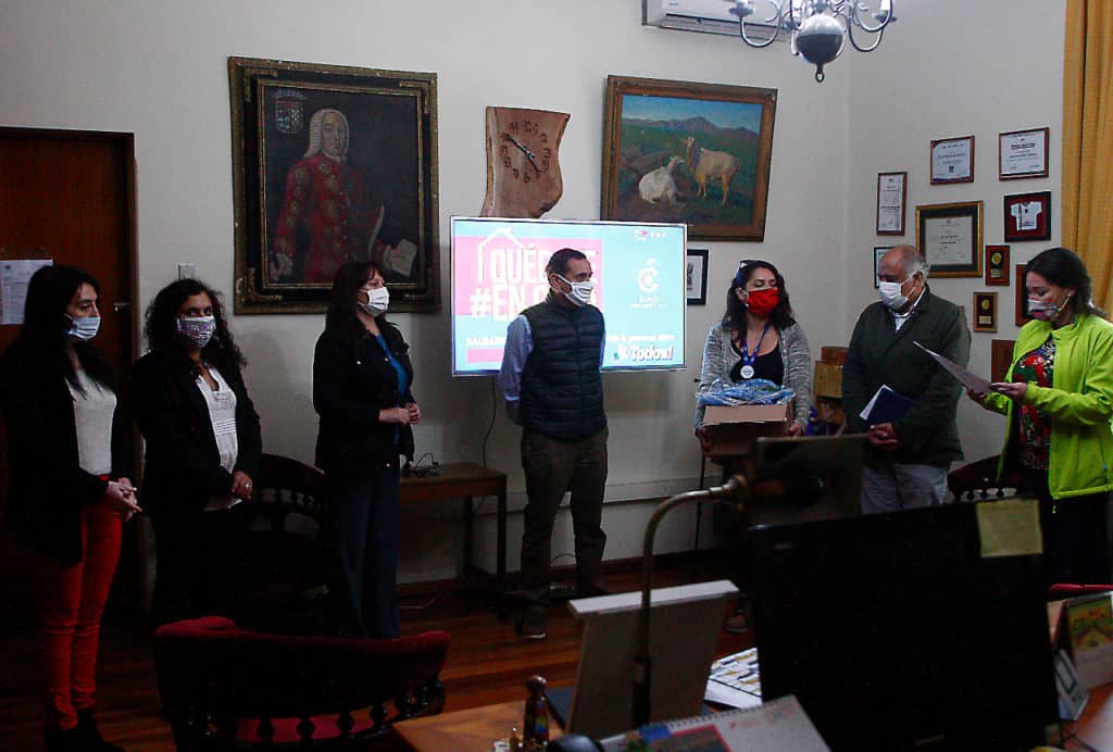 Centros de Acción de la Mujer fabrican mascarillas para usuarios de Cesfam de Curicó